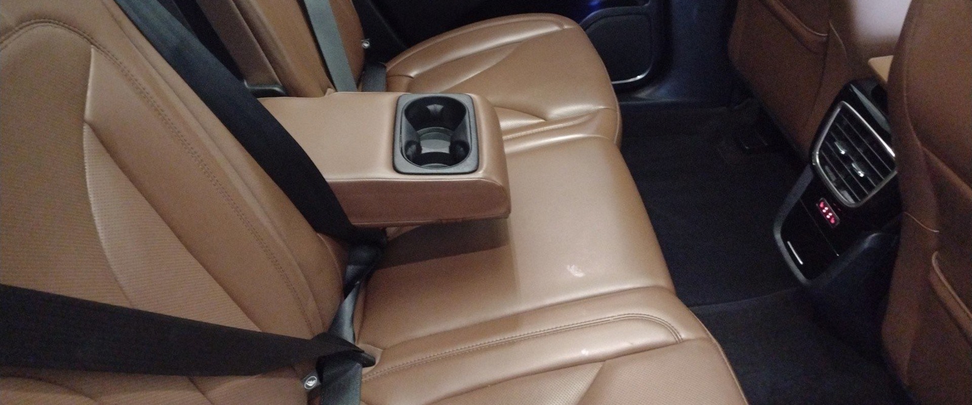 Luxury Features: Leather Seating and Mini Bar in Seattle's Top Car Services